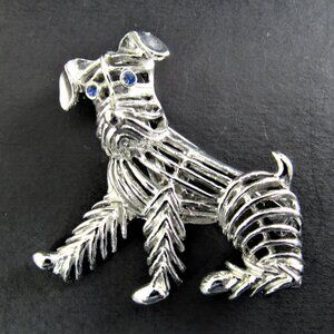 SILVER TONE BROOCH PIN DOG BLUE EYES (BR31)